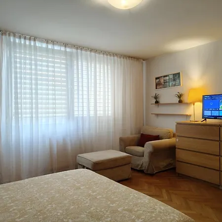 Center Hollidays Room's Apartman *